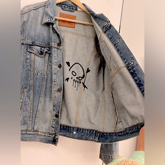 LEVI x SoulCycle LIMITED EDITION distressed jean jacket with skull graffiti - Picture 7 of 10